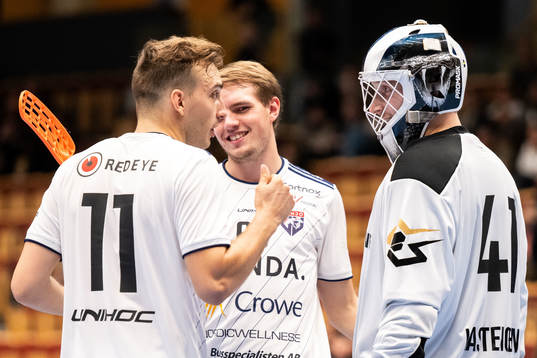 Växjös Manuel Maurer och målvakt Viktor Kastengren jublar