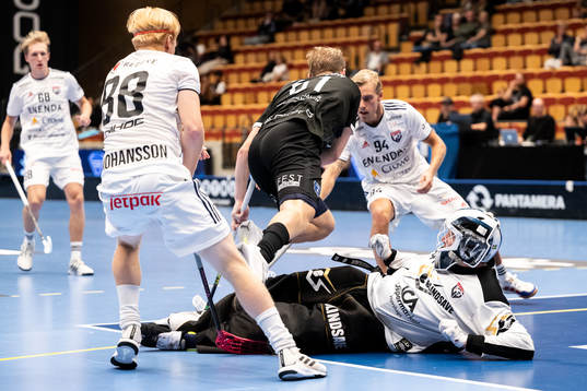Växjös Oscar Johansson, målvakt Viktor Kastengren och