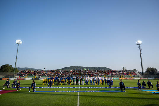 Players of Sweden and of Italy line up