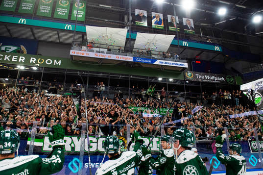 Färjestads supportar jublar med Färjestads spelare
