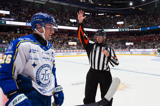 Domare Mikael Andersson och Leksands Patrik Noren