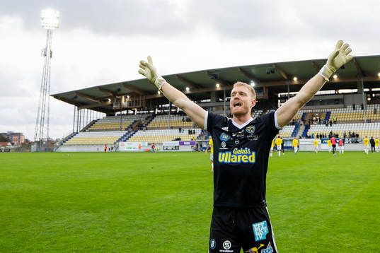 Falkenbergs målvakt Tim Erlandsson jublar