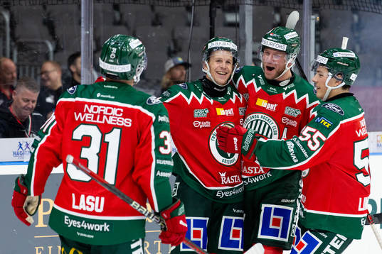 Frölundas Max Friberg jublar med lagkamrater