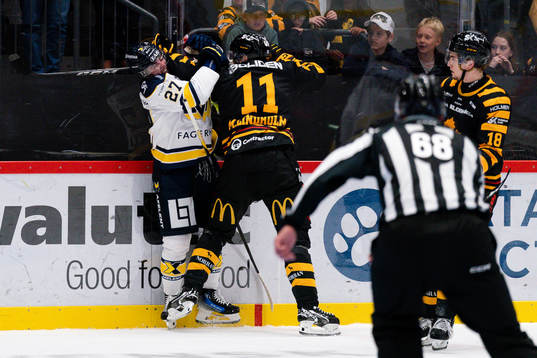 HV71s Robert Nardella och Skellefteås Max Lindholm