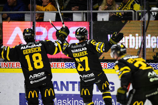 Västerås Konstantin Komarek jublar