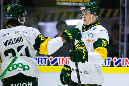 Björklövens Liam Dower Nilsson jublar