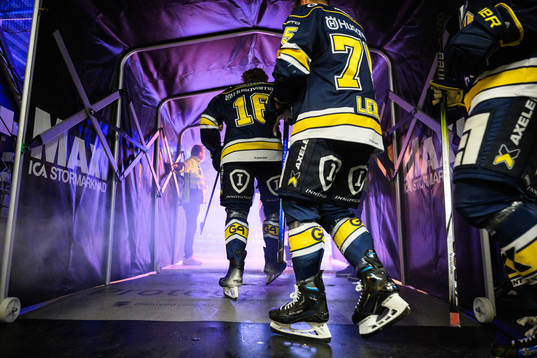 23100 HV71 äntrar isen