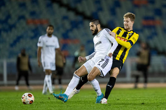 Yassine Benzia of Qarabag and Samuel Gustafson of Häcken
