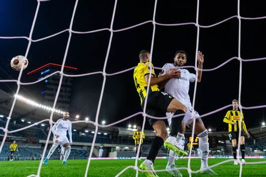 Aiham Ousou of Häcken defends against Juninho of Qarabag