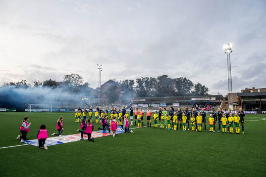 FC Rosengårds och Djurgårdens spelare