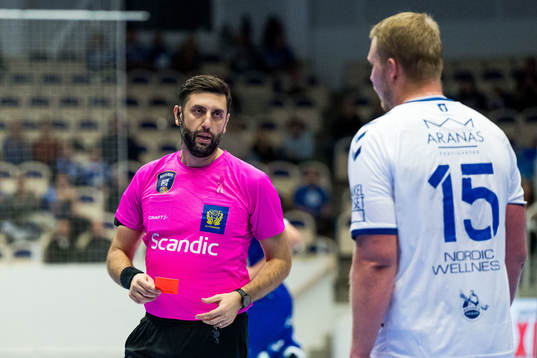 Domare Mirza Kurtagic ger rött kort till Aranäs Viktor
