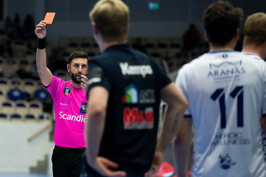 Domare Mirza Kurtagic visar Aranäs Viktor Rhodin (ej i