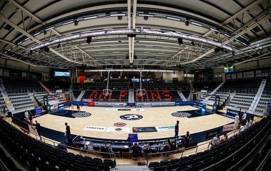 Regn vid Stadium Arena före basketmatchen i herrarnas SBL