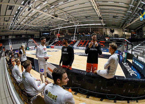 Spelare pratar med varandra före basketmatchen i herrarnas