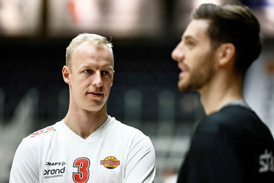 Uppsalas Henrik Jädersten pratar med Norrköpings Adam