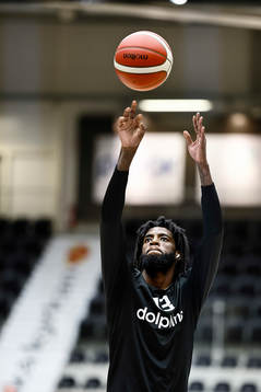 Norrköpings Issac Vann värmer upp före basketmatchen i