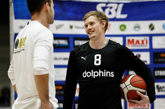 Norrköpings Felix Terins före basketmatchen i herrarnas