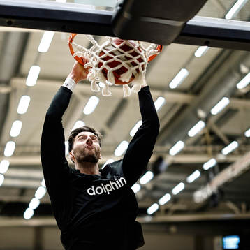 Norrköpings Adam Ramstedt värmer upp före basketmatchen