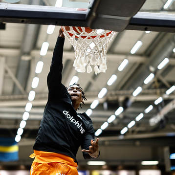 Norrköpings Issac Vann värmer upp före basketmatchen i