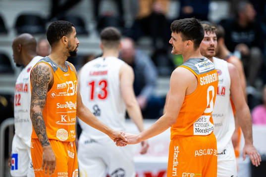 Norrköpings Marcus Tyus och Tim Schuberg jublar
