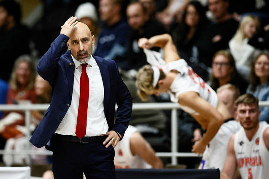 Uppsalas tränare Panagiotis Nikolaidis och spelare deppar