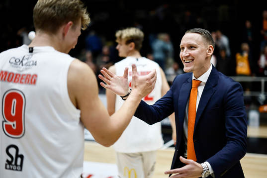 Norrköpings tränare Mikko Riipinen med Uppsalas Melker