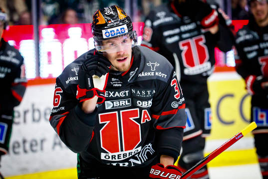 Örebros Emil Larsson gör 1-1 och jublar