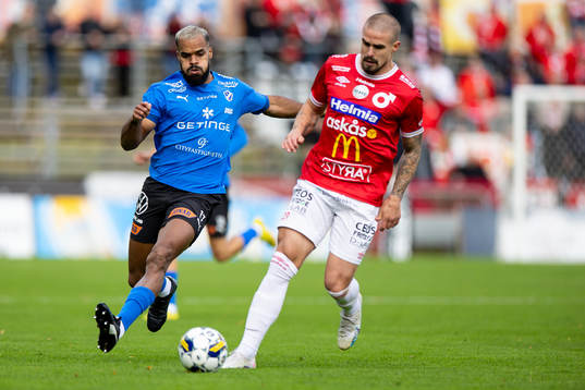 Halmstads Phil Ofosu-Ayeh och Degerfors Douglas Bergqvist