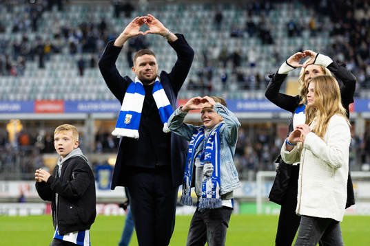 IFK Göteborgs Marcus Berg med sin familj hyllas