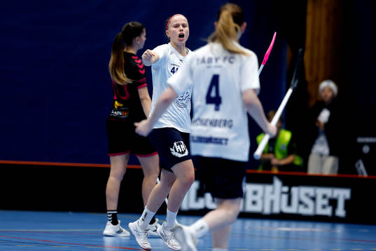 Täbys lagkapten Lisa Carlsson jublar