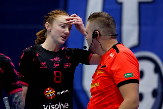 Malmös lagkapten Ellen Rasmussen diskuterar med domare