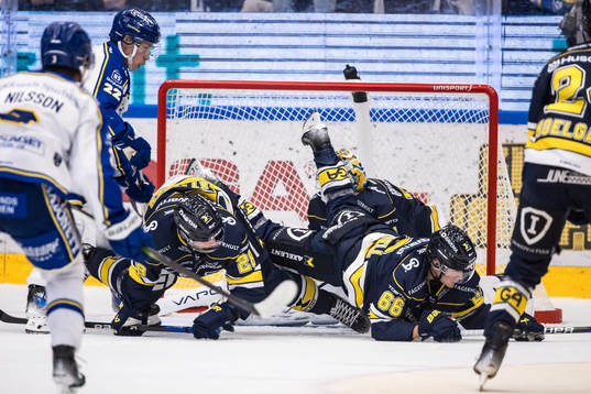 HV71s Tommi Tikka och HV71s Olle Strandell