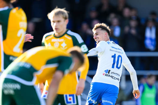 Värnamos Ajdin Zeljkovic jublar
