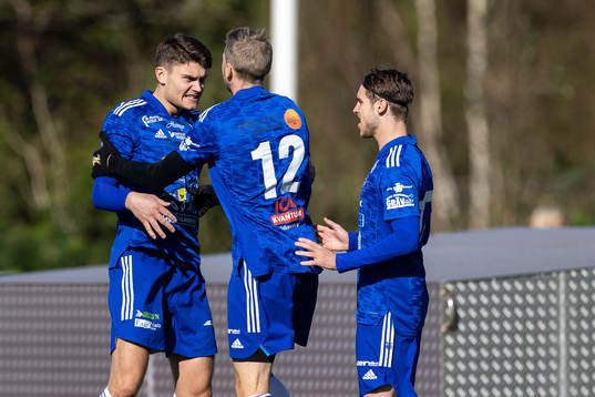 Böljan Falkenbergs Albin Andersson jublar
