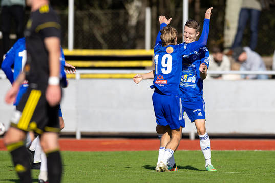 Böljan Falkenbergs David Wallnedal jublar