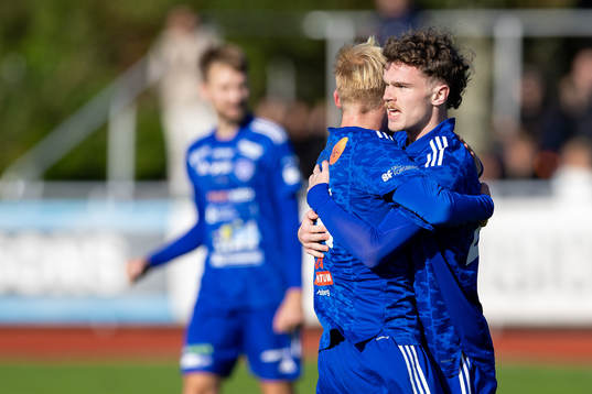 Böljan Falkenbergs Oscar Appelin jublar