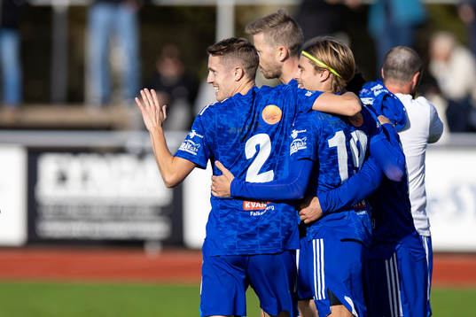 Böljan Falkenbergs spelare jublar