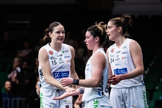 Luleås Robbi Ryan jublar Fanny Wadling och Josefin