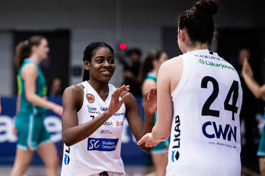 Luleås Tiffany Barbosa jublar med Josefin Vesterberg