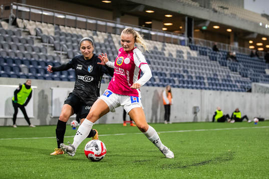 Växjö DFFs Nesrin Akgun och IK Uppsalas Louise Hvarfner