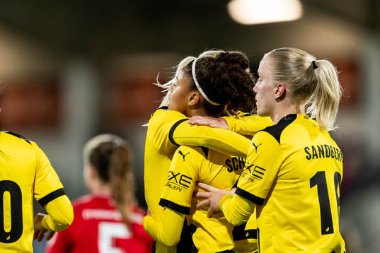 Felicia Schröder of Häcken celebrate with Josefine