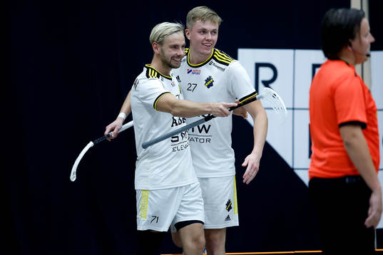 AIK's Helmer Hernegran och Liam Åström jublar