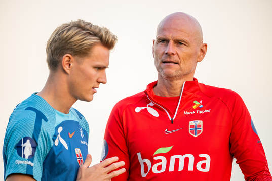 Martin Ødegaard and Ståle Solbakken, head coach of the