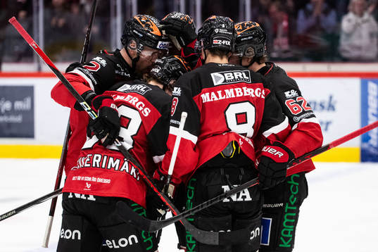 Örebros Jonathan Lekkerimäki jublar med lagkamrater