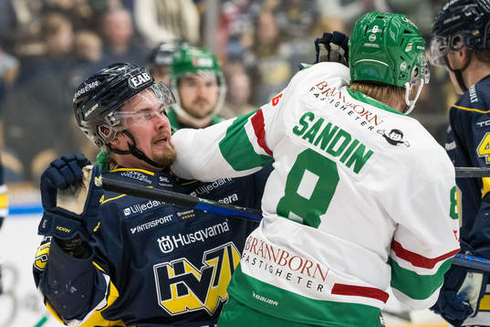 HV71s Mikael Seppälä och Rögles Linus Sandin