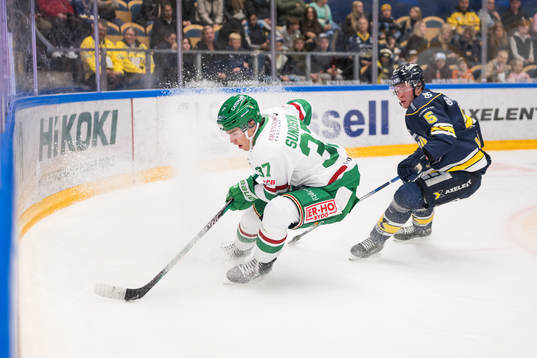Rögles Albin Sundsvik och HV71s Victor Sjöholm