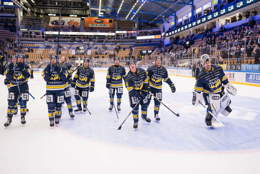HV71s Victor Sjöholm och målvakt Joni Ortio jublar
