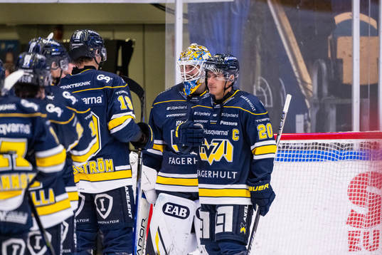HV71s målvakt Joni Ortio och André Petersson jublar med