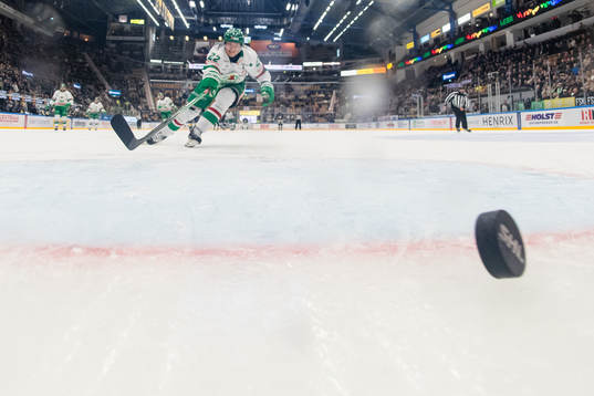 Rögles Samuel Jonsson ser HV71s Mikael Seppälä (ej i