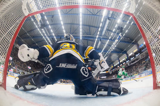 Rögles Riley Sheen och HV71s målvakt Joni Ortio